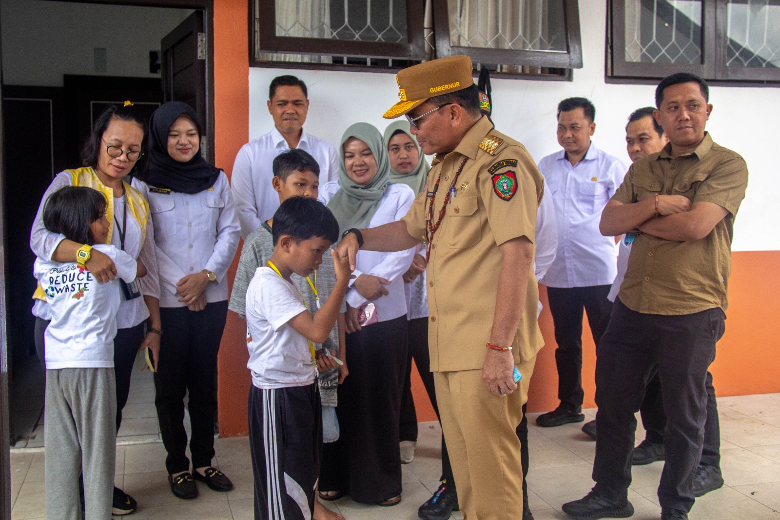 Gubernur Kalteng H Agustiar Sabran bersama anak-anak di Sekolah Rakyat. ARIEF PRATHAMA/KALTENG POS 