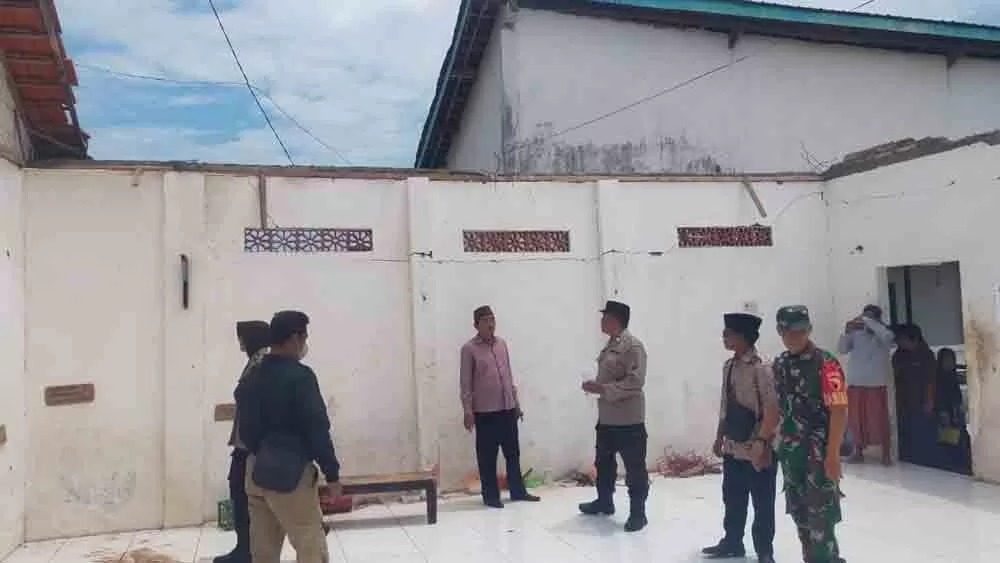 Anggota BPBD dan Polres Situbondo meninjau lokasi asrama Ponpes Syehk Abdul Qodir Jaelani di Dusun Pesanggrahan, Desa Belimbing, Kecamatan Besuki, Rabu (29/10). (RADAR SITUBONDO)
