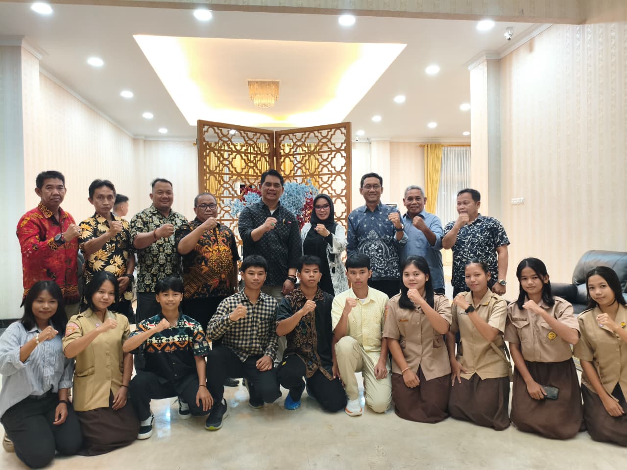 Bupati Barito Utara, H. Shalahuddin, melepas sepuluh atlet pelajar. RENO SAPUTRA/KALTENG POS