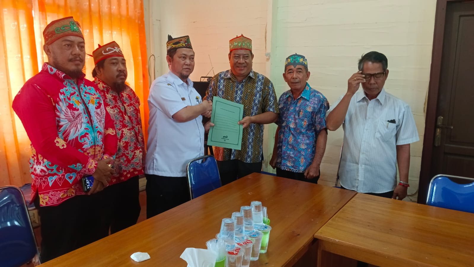 Bupati Katingan, Saiful ketika menyerahkan berkas kepada panitia.HUMAS SETDA KATINGAN