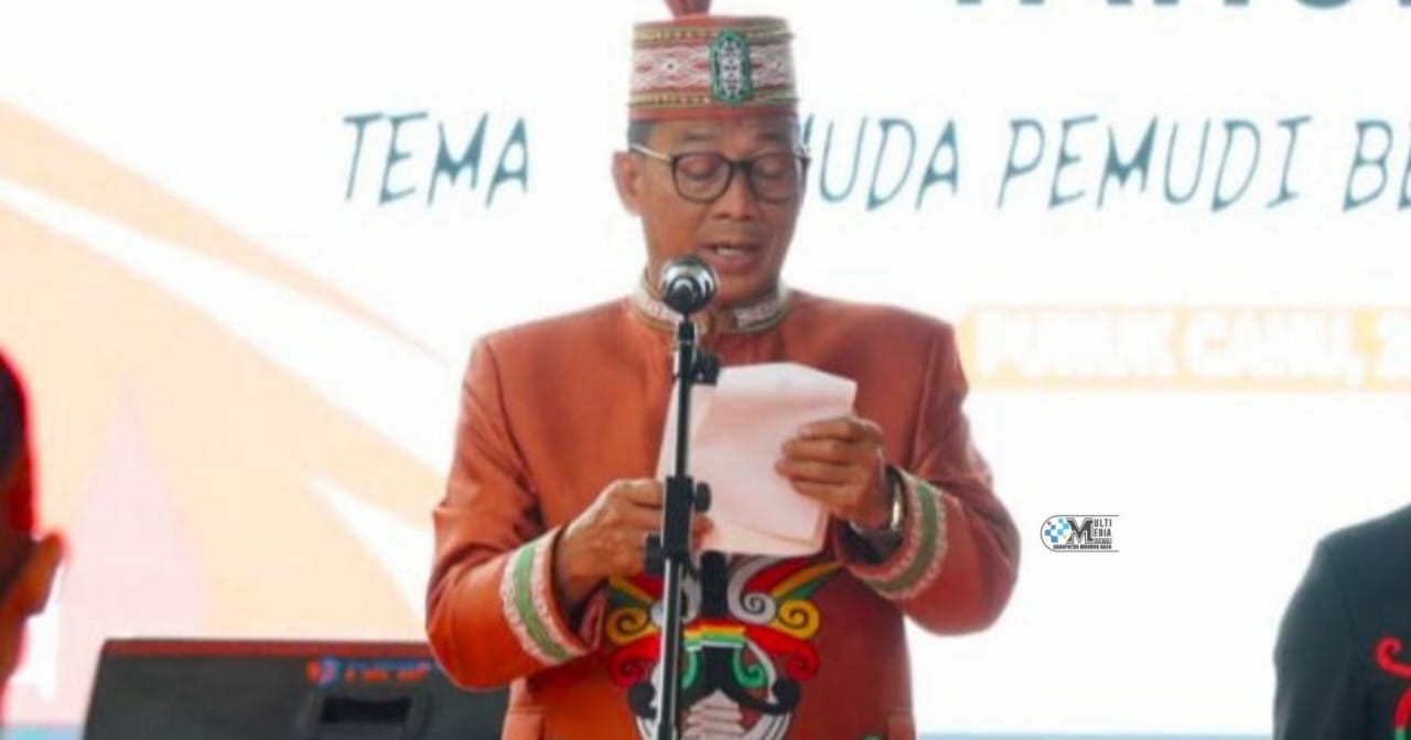 Heriyus saat memberikan sambutan dan arahan kepada damang.HUMAS