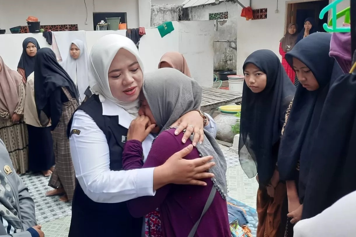 Pemkab Situbondo Tanggung Biaya Pengobatan Santriwati Korban Ambruknya Asrama Ponpes Syekh Abdul Qodir Jaelani. (Radar Situbondo)