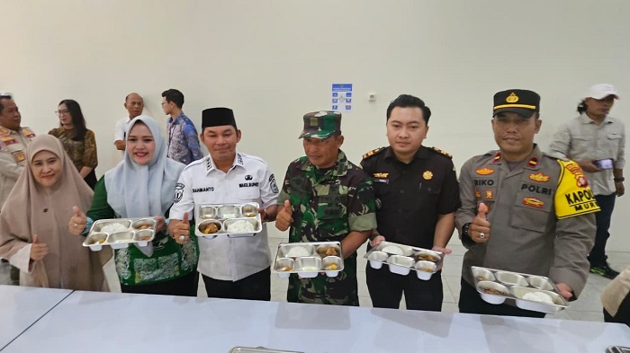 Rahmanto bersama forkopimda memegang masakan MBG.HUMAS