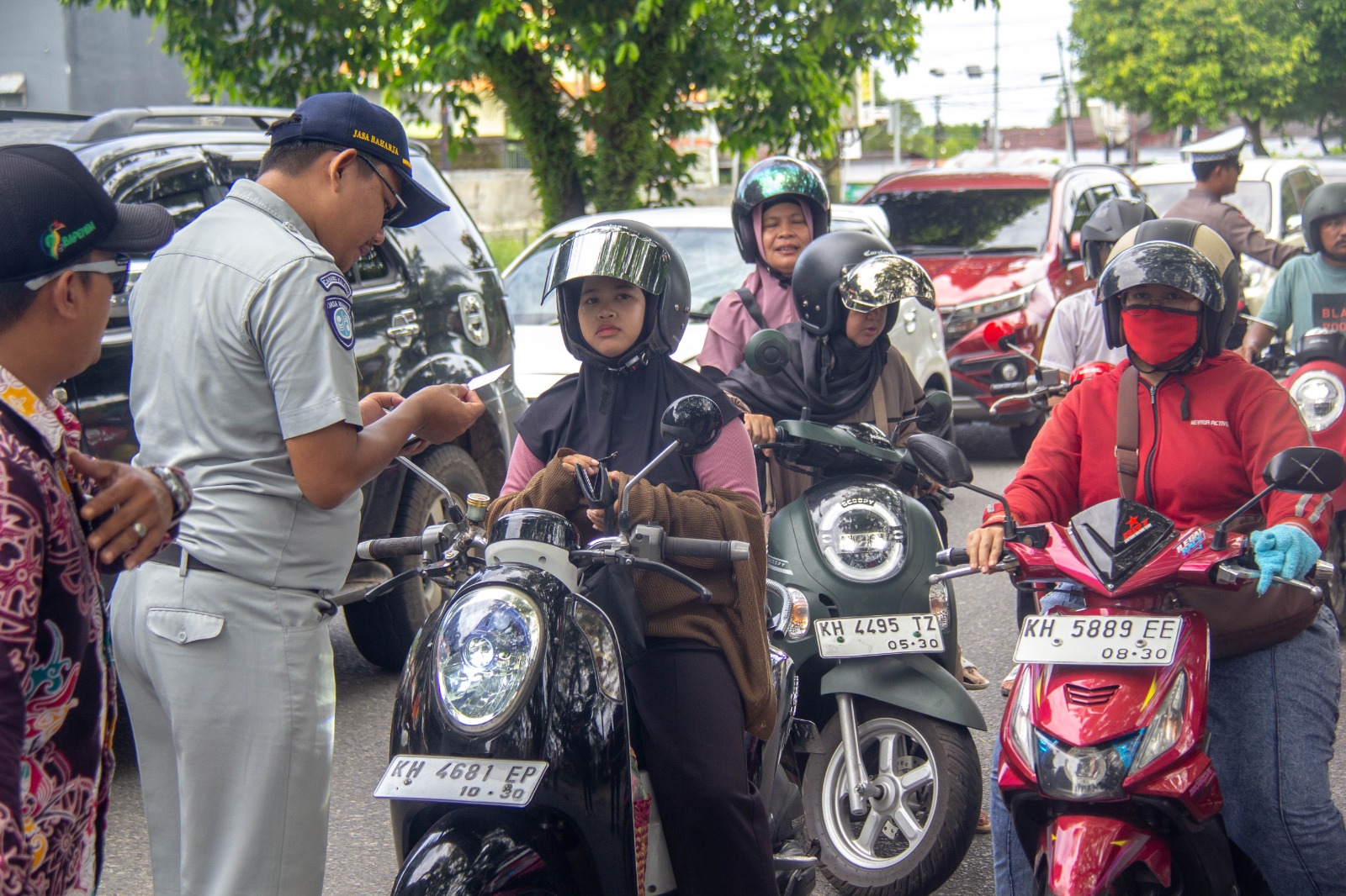 Petugas gabungan saat melaksanakan operasi penertiban pajak. ARIEF PRATHAMA/KALTENG POS