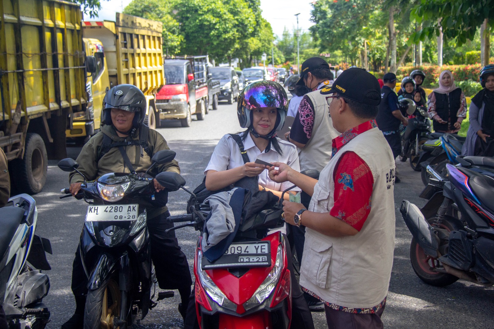 Petugas gabungan saat melaksanakan operasi penertiban pajak. ARIEF PRATHAMA/KALTENG POS