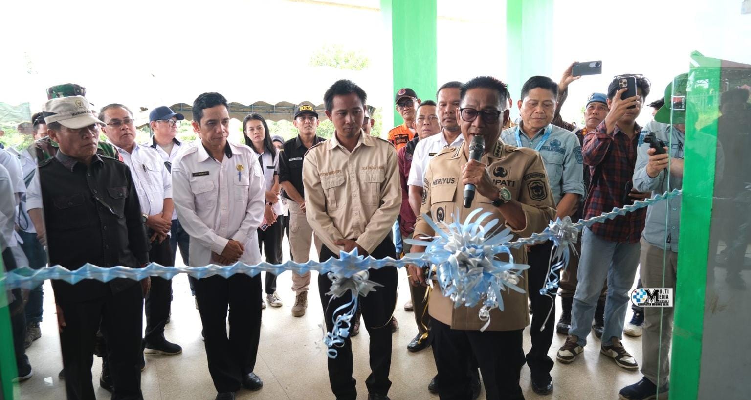 Heriyus saat memotong pita peresmian puskesmas.HUMAS