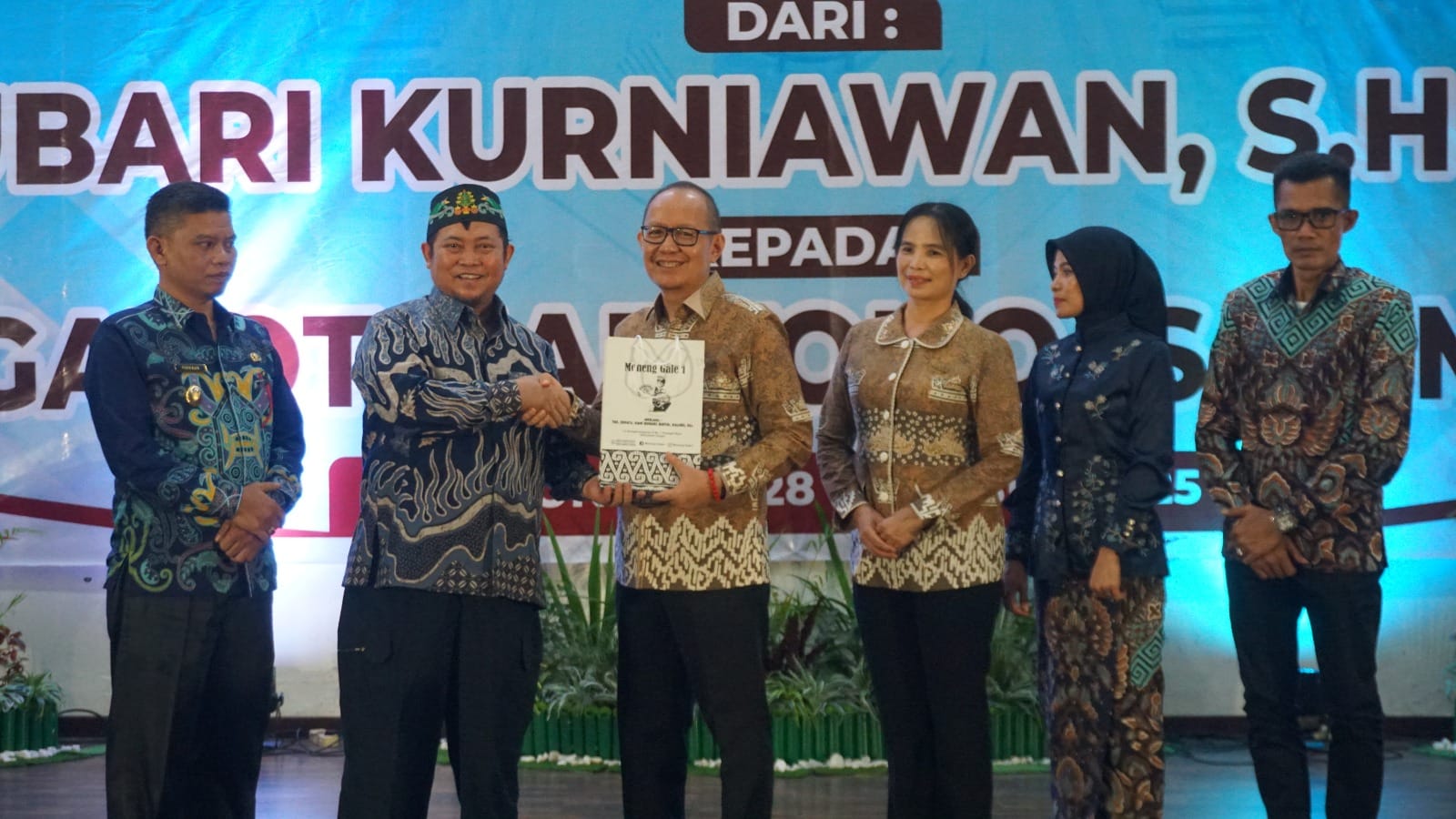 Bupati Katingan Saiful, ketika menyerahkan cendera mata kepada Subari Kurniawan.HUMAS
