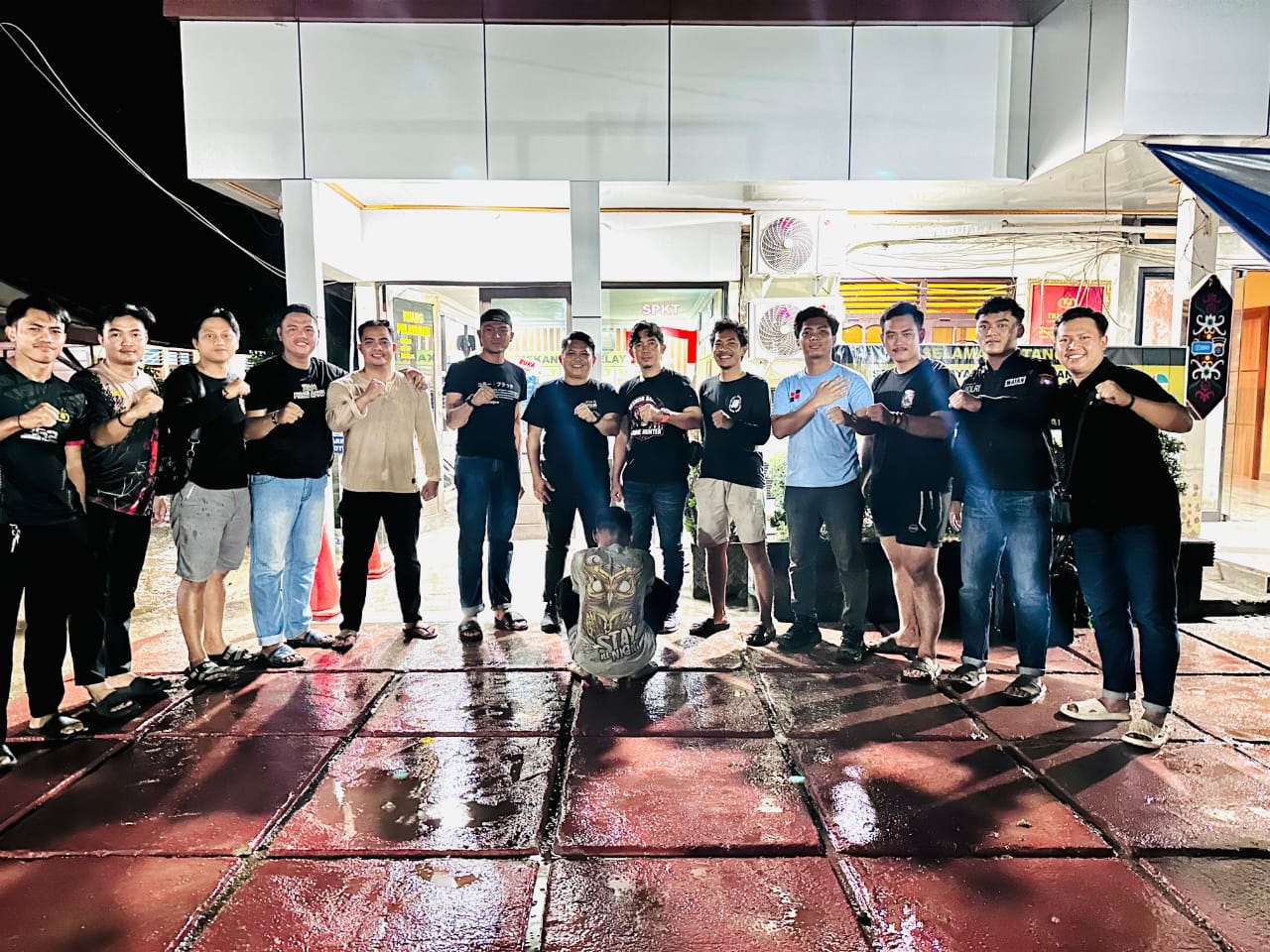 Pelaku SA (tengah) ketika diamankan aparat kepolisian.HUMAS