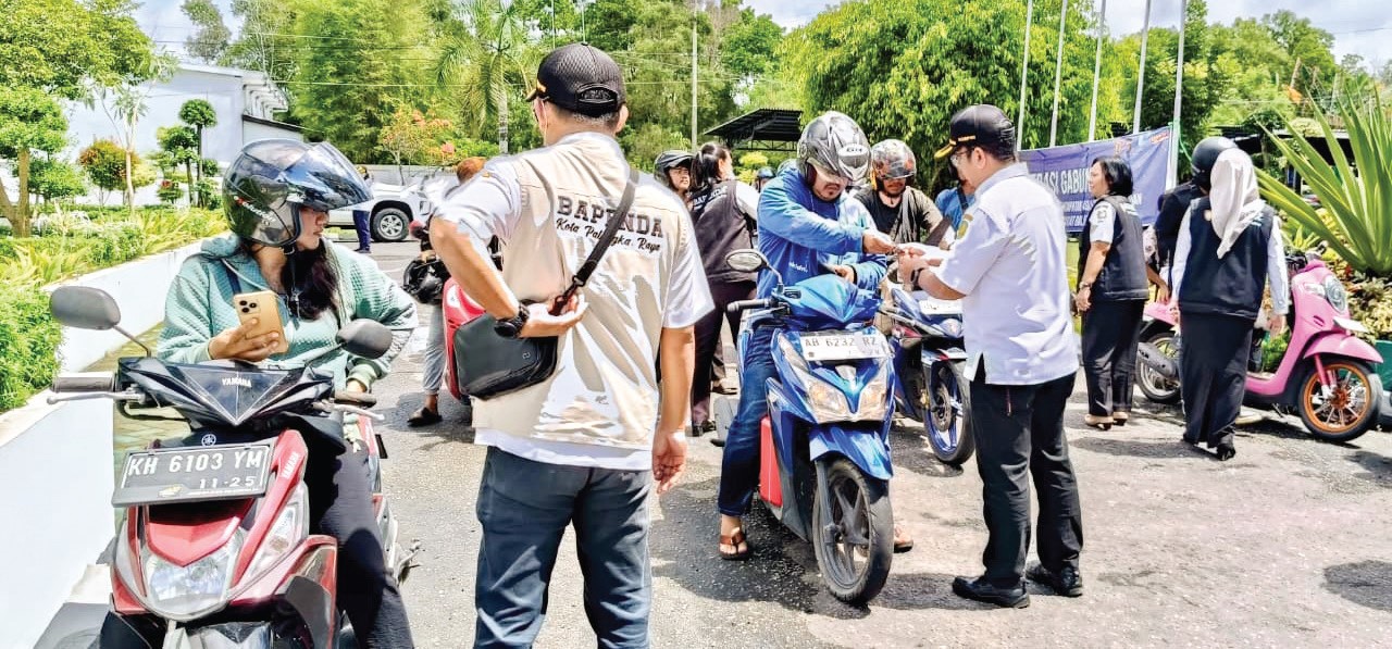 PEMERIKSAAN:Bapenda Palangka Raya dan Bapenda Kalteng bersama tim gabungan dari kepolisian, Dinas Perhubungan Palangka Raya, saat razia di halaman Kantor Bapenda Provinsi Kalteng, Rabu (29/10).