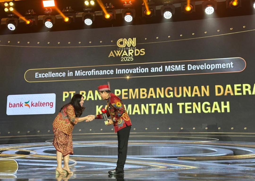 PT Bank Kalteng menerima penghargaan Excellence in Microfinance Innovation and MSMEs pada ajang CNN Indonesia Awards 2025, yang digelar di The Ritz-Carlton Mega Kuningan, Jakarta, Jumat (31/10/2025).