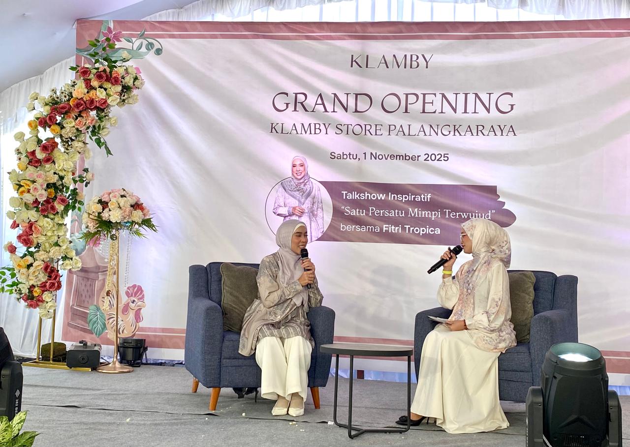 Artis Fitri Tropica saat membagikan kisah inspiratifnya di momen Grand Opening Klamby Store Palangka Raya