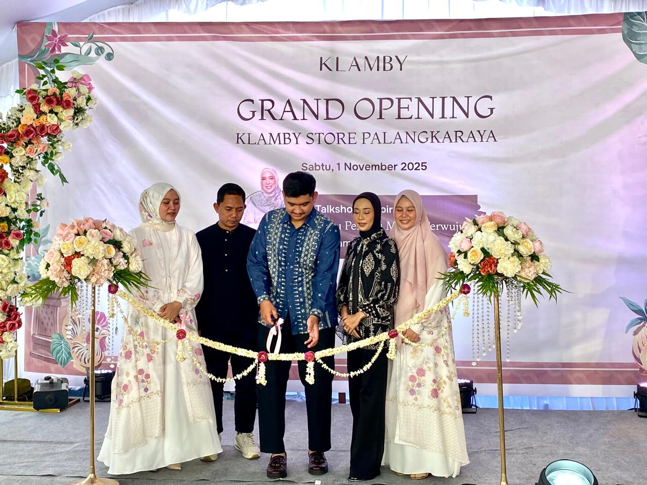 Pemotongan pita Grand Opening Klamby Store Palangka Raya.GILANG/KALTENG POS