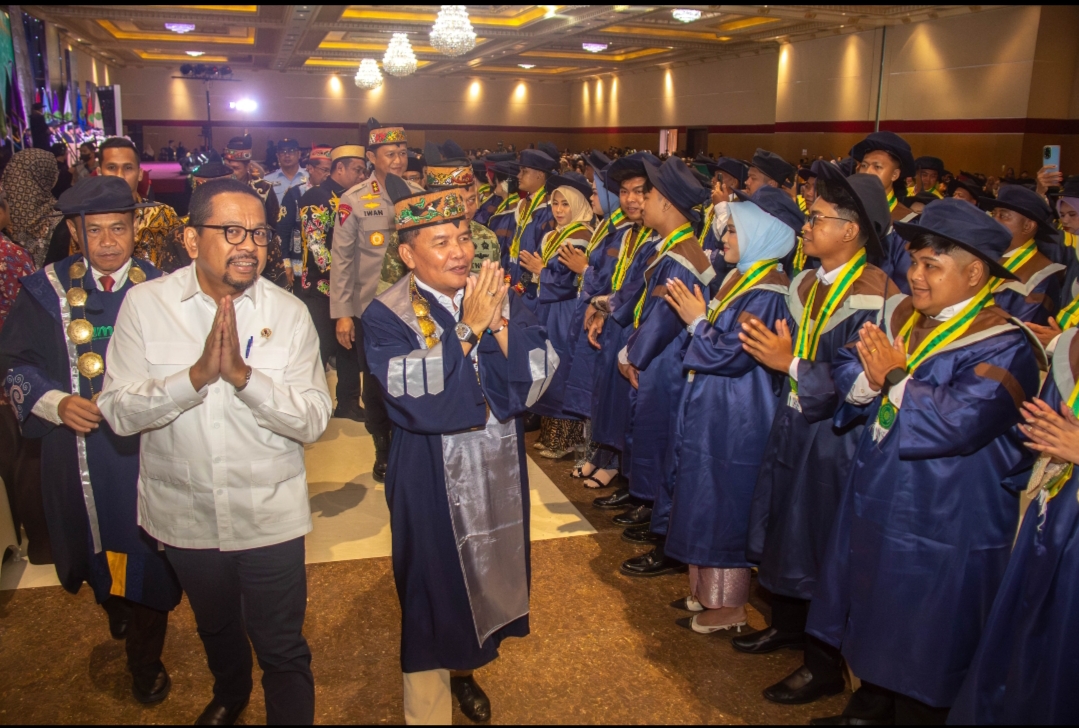 Gubernur Kalimantan Tengah H Agustiar Sabran S.Kom menghadiri wisuda UMPR.ARIEF PRATHAMA/KALTENG POS
