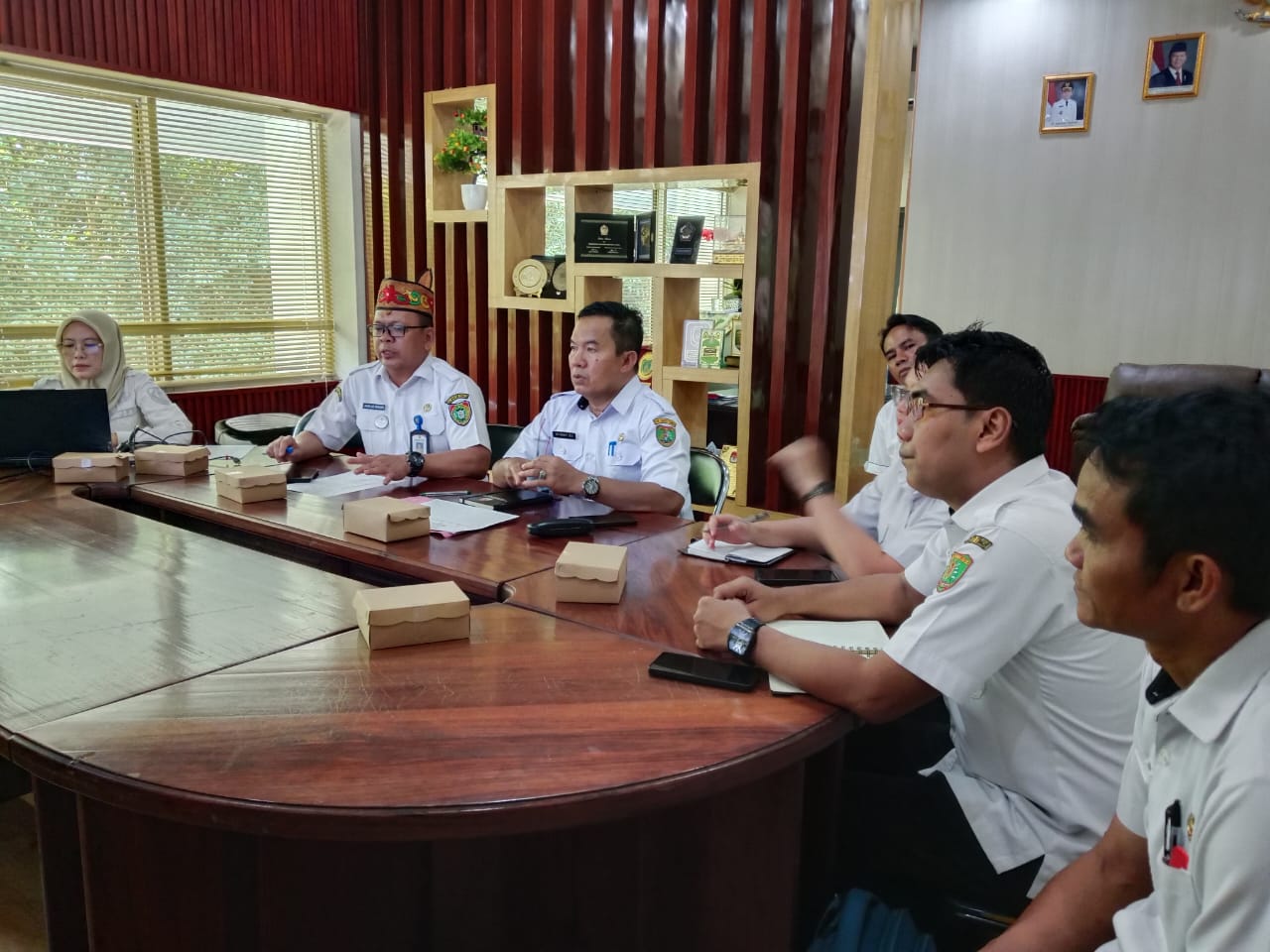 Asisten I Setda Barito Timur, Ari Panan P. Lelu, menghadiri rapat sinkronisasi peta batas daerah di Kantor Gubernur Kalimantan Tengah,&nbsp;belum&nbsp;lama&nbsp;ini.
