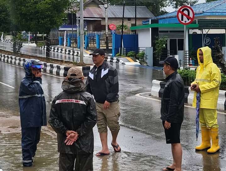 Bupati Barito Utara, H. Shalahuddin meninjau lokasi. RENO/KALTENG POS