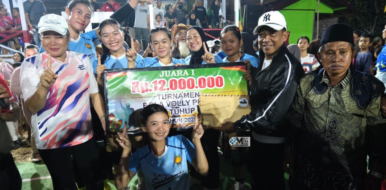 Bupati Murung Raya Heriyus, saat menyerahkan hadiah kepada juara I pertandingan bola voli Muara Tuhup Cup-02.