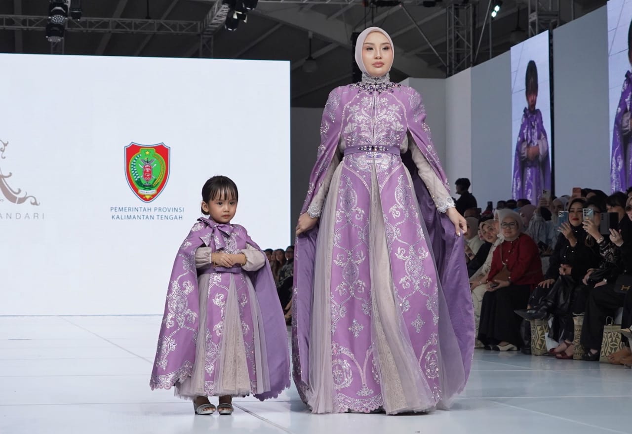 Aisyah Thisia Agustiar Sabran dan Putrinya, tampil anggun berbusana wastra khas Kalteng. MMC KALTENG