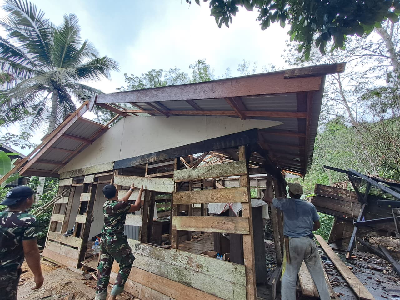 Satgas TMMD bersama masyarakat melaksanakan giat.PENREM