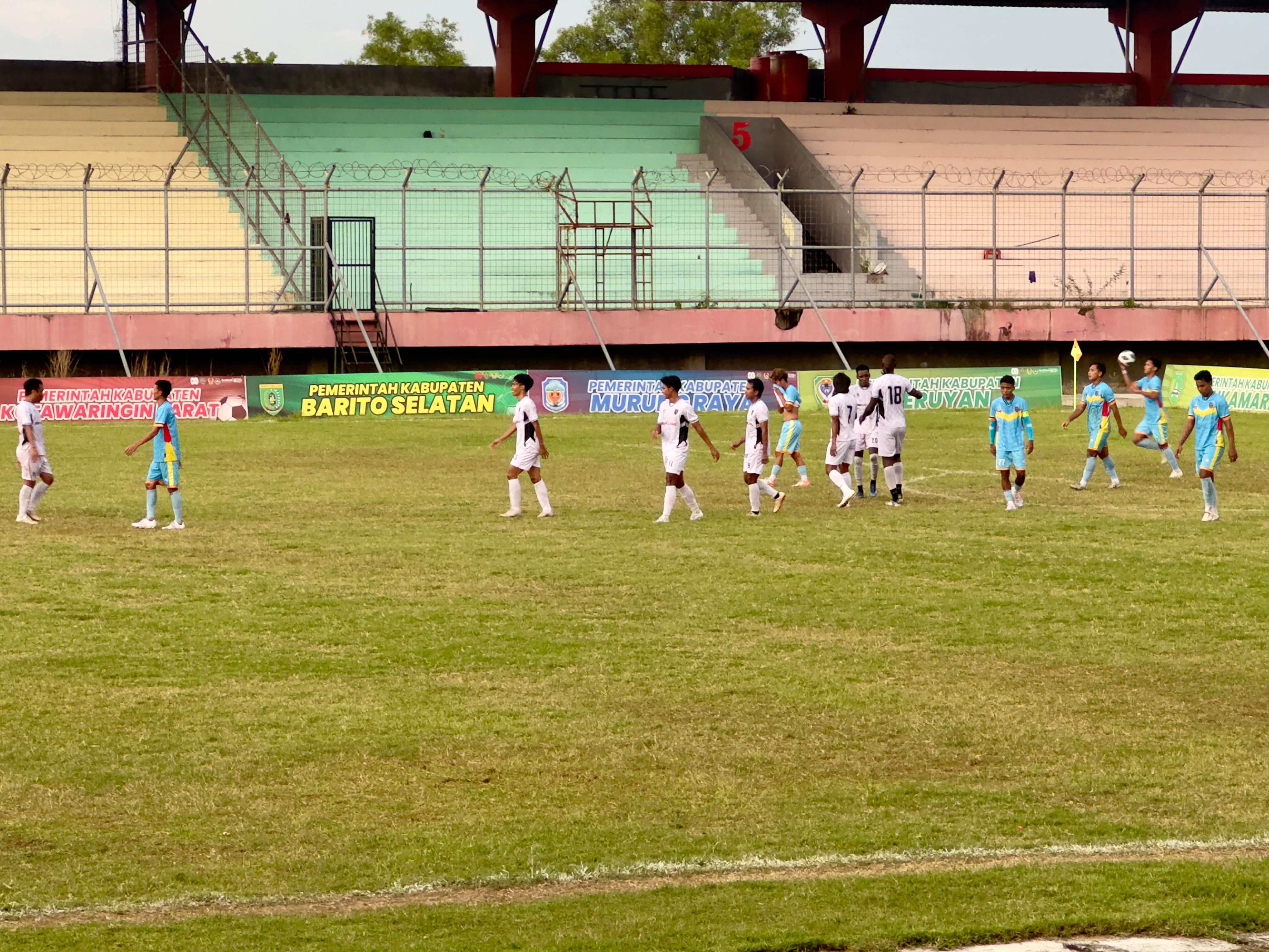 Isen Mulang Selection (Jersey putih) melaju ke final Gubernur Cup.BUDHI S/KALTENG POS