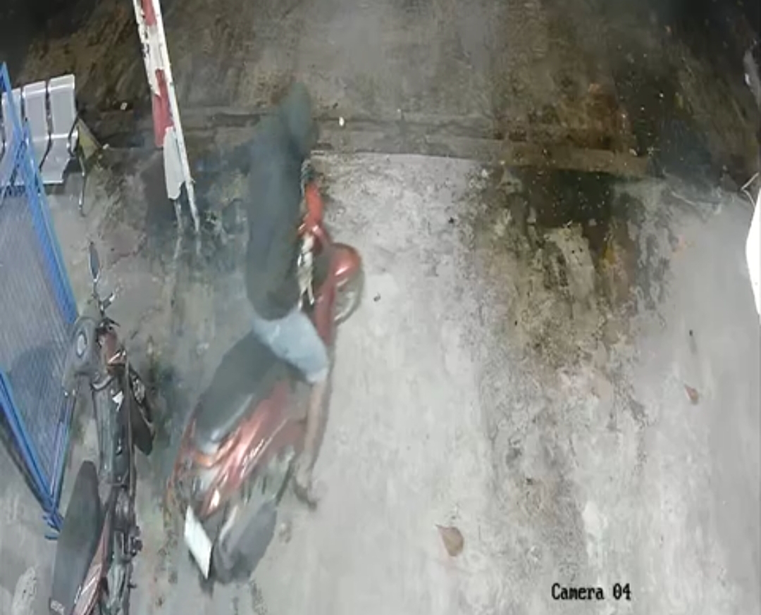 Maling motor terekam CCTV
