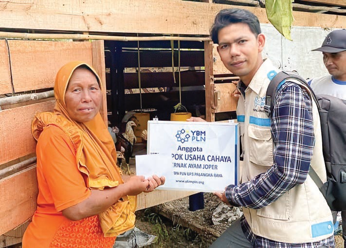 BERBAGI : Petugas YBM PLN saat menyerahkan bantuan permodalan kepada Siti, dalam program Kelompok Usaha Cahaya, baru- baru ini.