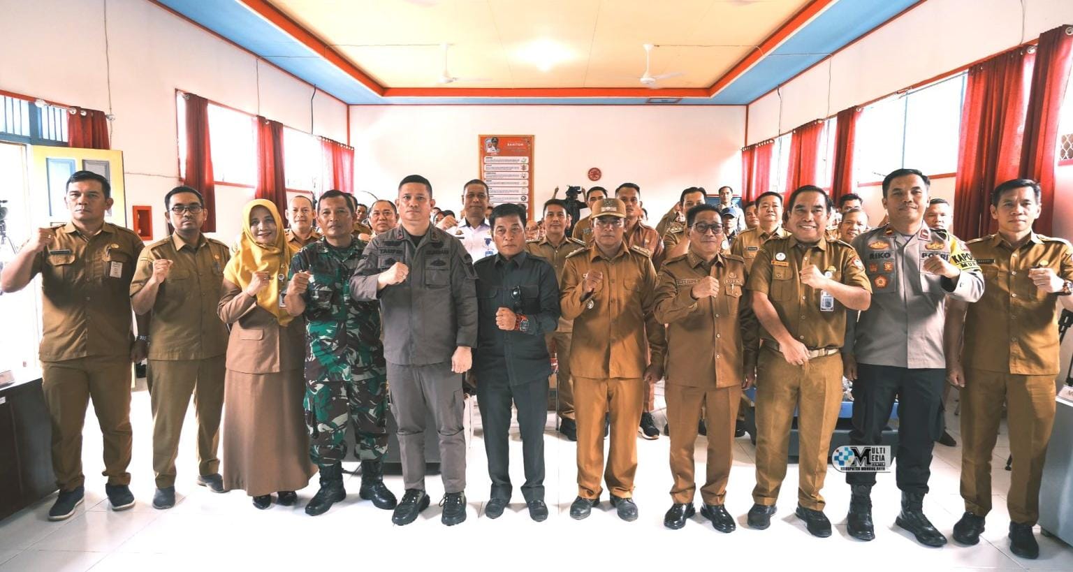 Heriyus foto bersama Penilaian Desa Percontohan Anti Korupsi.HUMAS