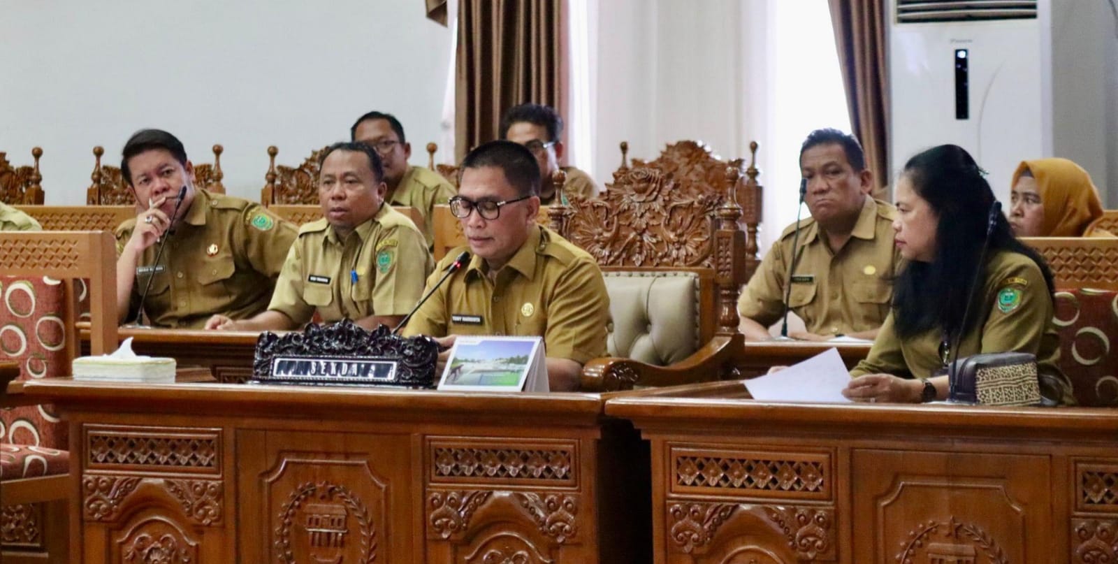 Sekda Pulang Pisau Tony Harisinta saat mengikuti rapat Banmus di kantor DPRD Pulang Pisau, Senin (3/11/2025).DISKOMINFOSTANDI