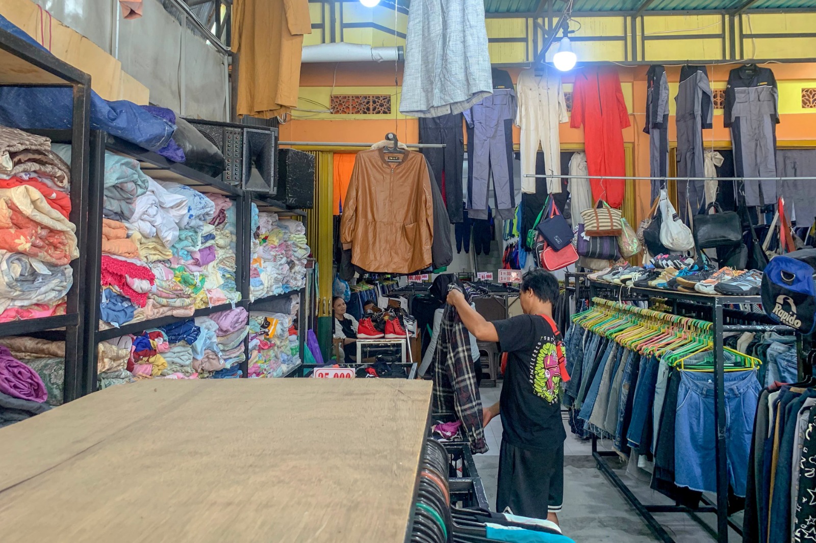 Pedagang thrifting tampak sepi pembeli. ARIEF PRATHAMA/KALTENG POS