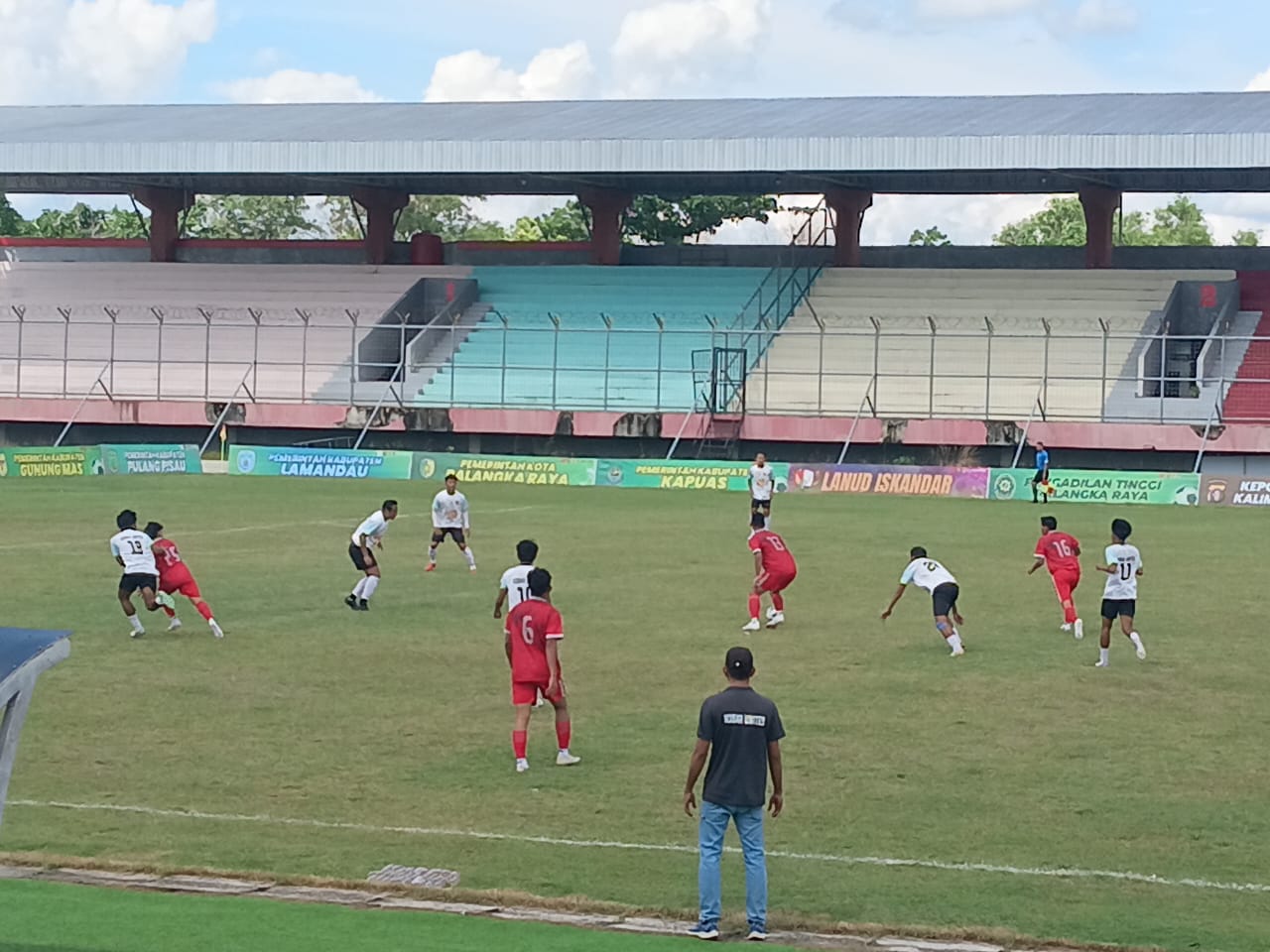 MENGGIRING : Pemain nomor 13 dari Barsel Selection mengolah bola dalam pertandingan Gubernur Cup 2025, di Stadion Tuah Pahoe, Selasa (4/11). ILHAM ROMADHONA /KALTENG POS
