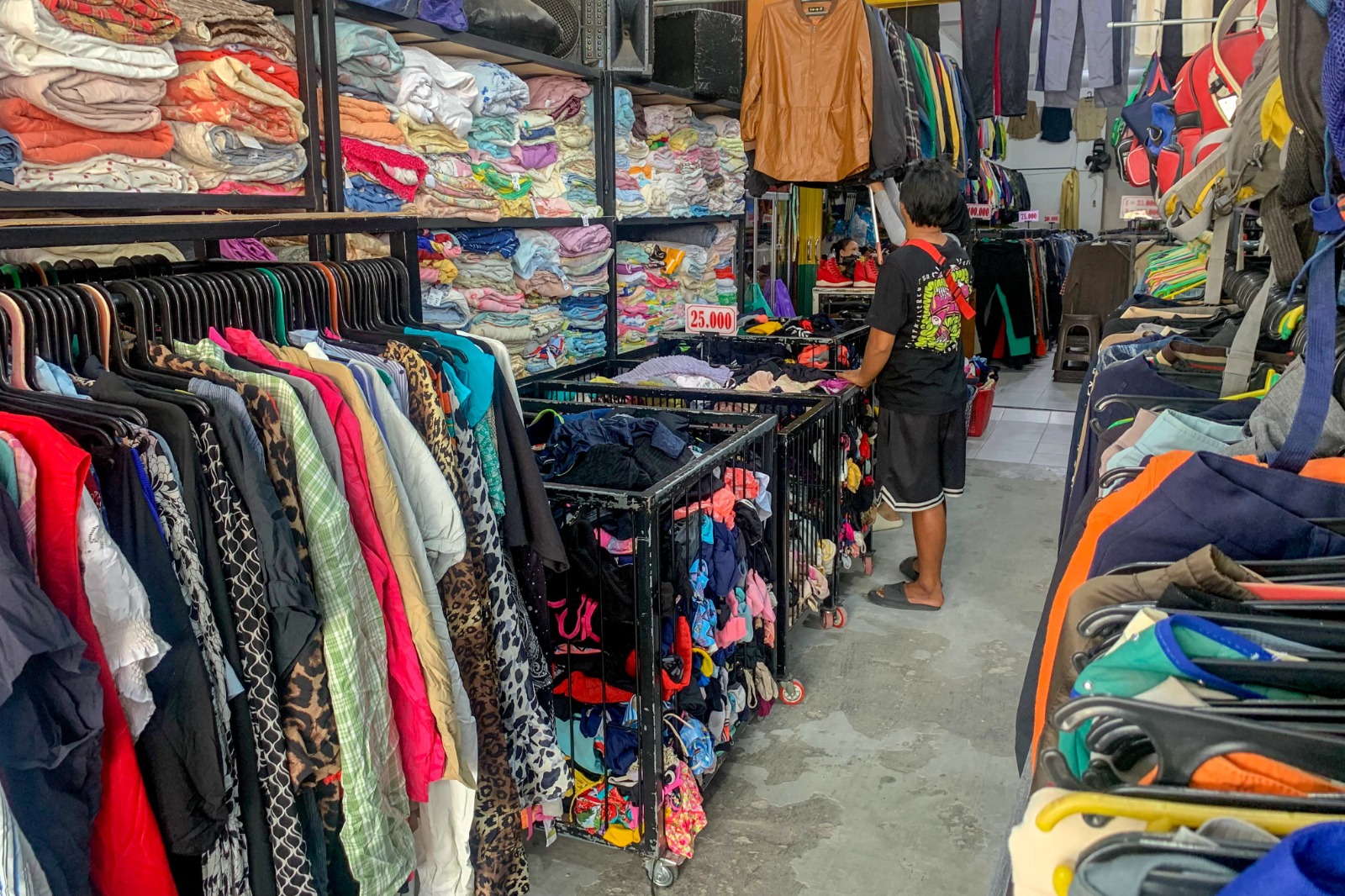 Pedagang thrifting tampak sepi pembeli. ARIEF PRATHAMA/KALTENG POS