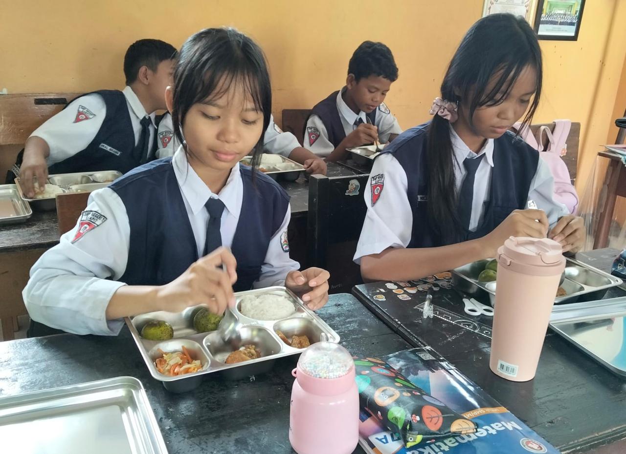 Pelajar mendapatkan makan bergizi gratis.DOK SEKOLAH