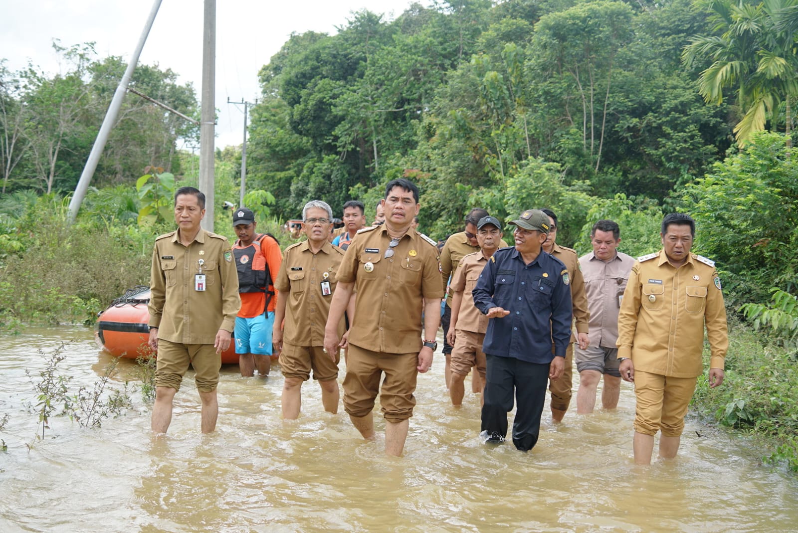 Bupati Barito Utara H. Shalahuddinmemimpin langsung tim untuk meninjau lokasi terdampak banjir. RENO/KALTENG POS