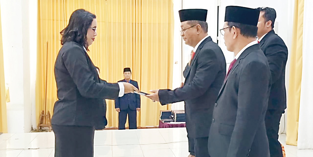 PENYERAHAN: Rektor IAHN-TP Palangka Raya Dr Mujiyono SA MA menyerahkan sertifi kat kelulusan bagi peserta yudisium, di Aula Serbaguna IAHN -TP Palangka Raya, Selasa (4/11).