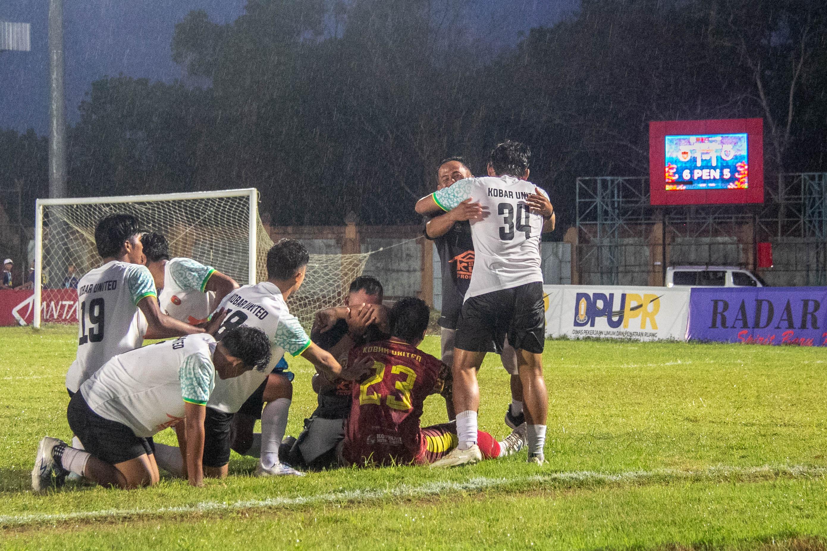 Luapan kegembiraan pemain Kobar United.ARIEF PRATHAMA/KALTENG POS