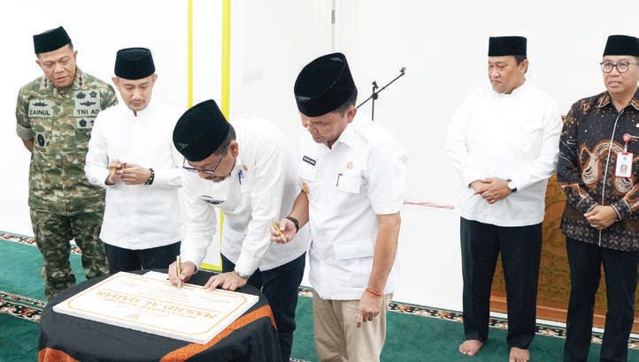MERESMIKAN : Kepala Staf Kepresidenan Dr Muhammad Qodari S Psi MA, bersama Gubernur Kalimantan Tengah H Agustiar Sabran S Ikom, dan Wali Kota Palangka Raya Fairid Naparin SE saat penandatanganan.