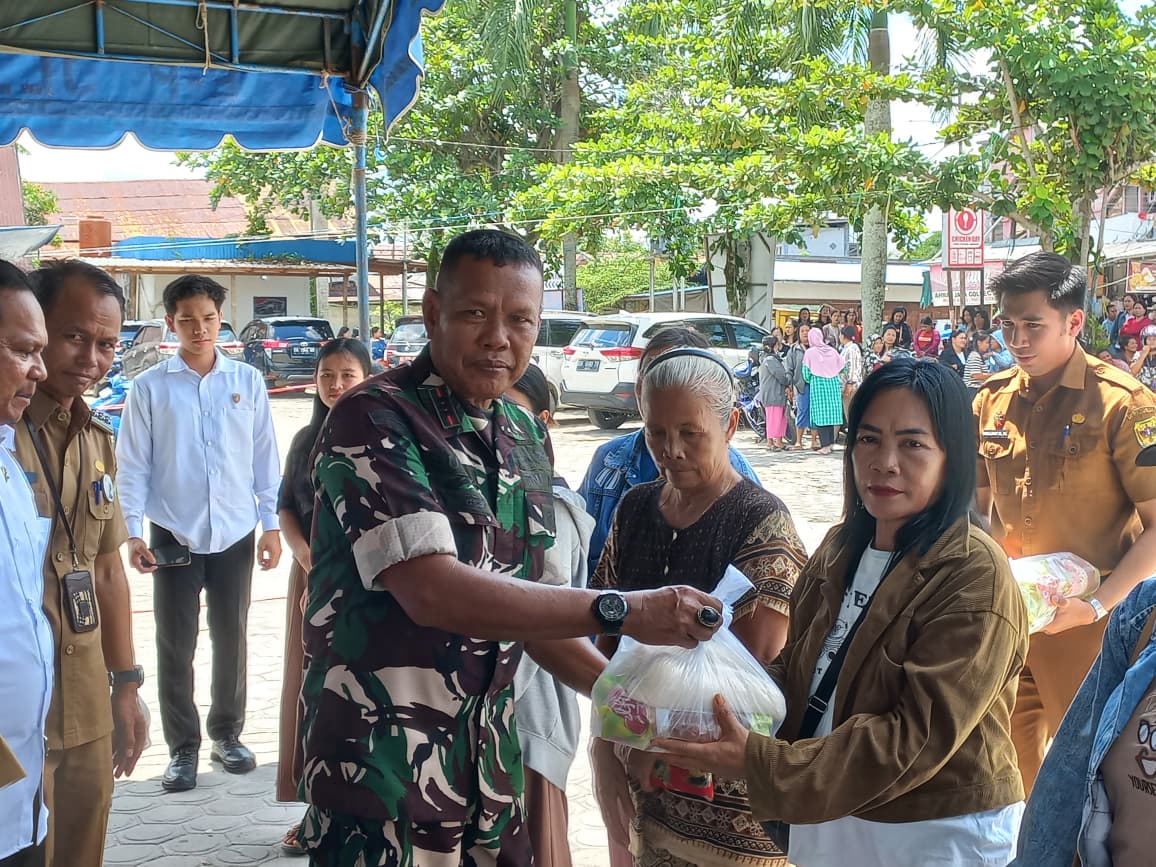 Danramil 04/Kurun Kapten Inf Sutaji menyerahkan paket bahan pokok murah.PENREM