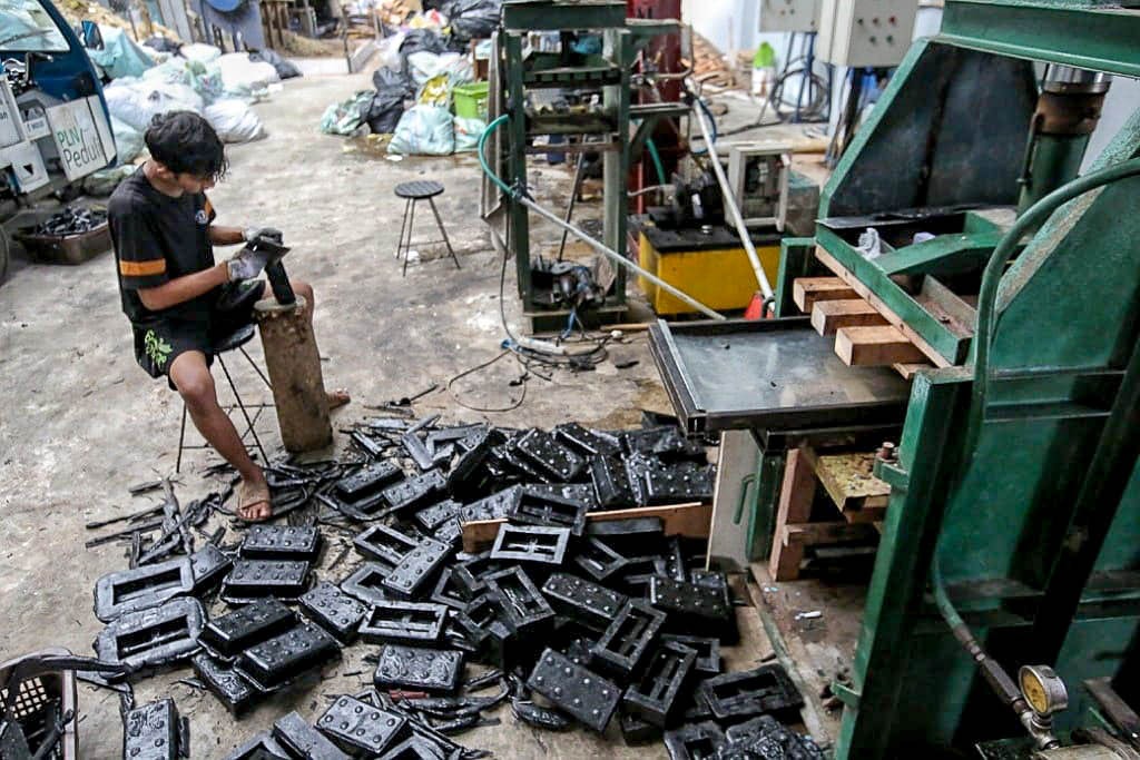 Proses pembuatan paving dari proses daur ulang plastic di PDU Jalan Wortel. ARIEF PRATHAMA/KALTENG POS