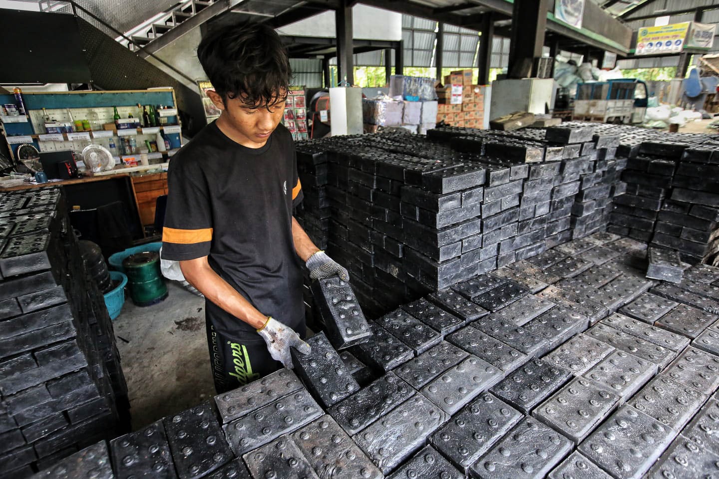 Proses pembuatan paving dari proses daur ulang plastic di PDU Jalan Wortel. ARIEF PRATHAMA/KALTENG POS