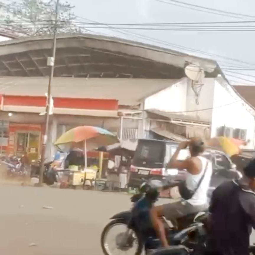 Angin kencang buat atap terbang.SCREENSHOOT VIDEO WARGA