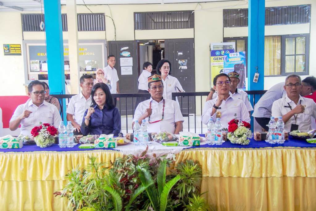 Menteri Hukum RI, Soekratman Andi Agtas ngobrol dengan warga Kelurahan Bukit Tunggal, Rabu (5/11/2025). ARIEF PRATHAMA/ KALTENG POS