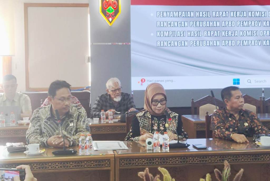 Ketua Komisi II, Hj Siti Nafsiah (tengah) saat mengikuti rapat gabungan.SHAFA KAMILA/ KALTENG POS
