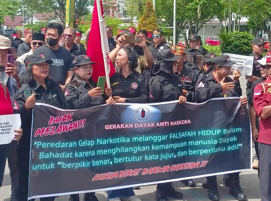 Aksi massa di Pengadilan Negeri Palangka Raya.AGUS PRAMONO/KALTENG POS