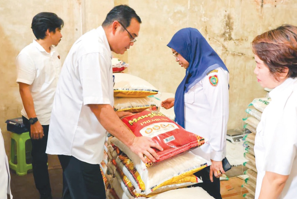 MENJALANKAN TUGAS : Kadisdagperin Kalteng Hj Norhani bersama Tim Gabungan saat sidak Ke Pasar, Rabu (5/11).