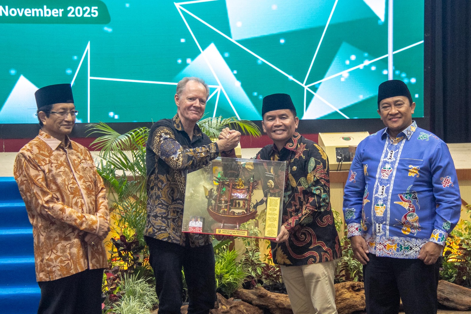 Gubernur Kalteng menyerahkan Plakat kepada Duta Besar Denmark untuk Indonesia.ARIEF PRATHAMA/KALTENG POS