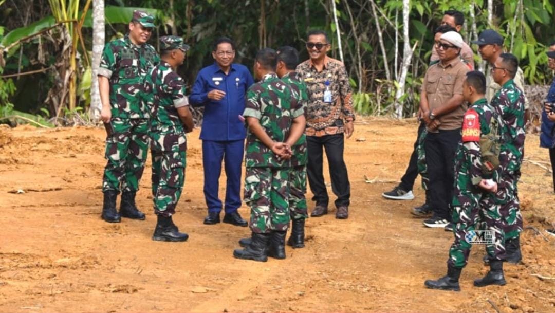 Heriyus saat melakukan pengecekan terkait lokasi pembangunan Batalyon.HUMAS