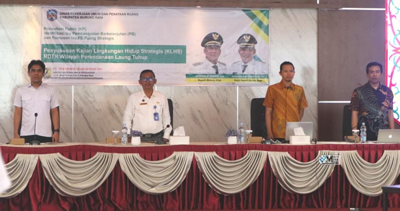 Kadis PUPR bersama rekan kerja foto bersama saat rapat RDRT.HUMAS