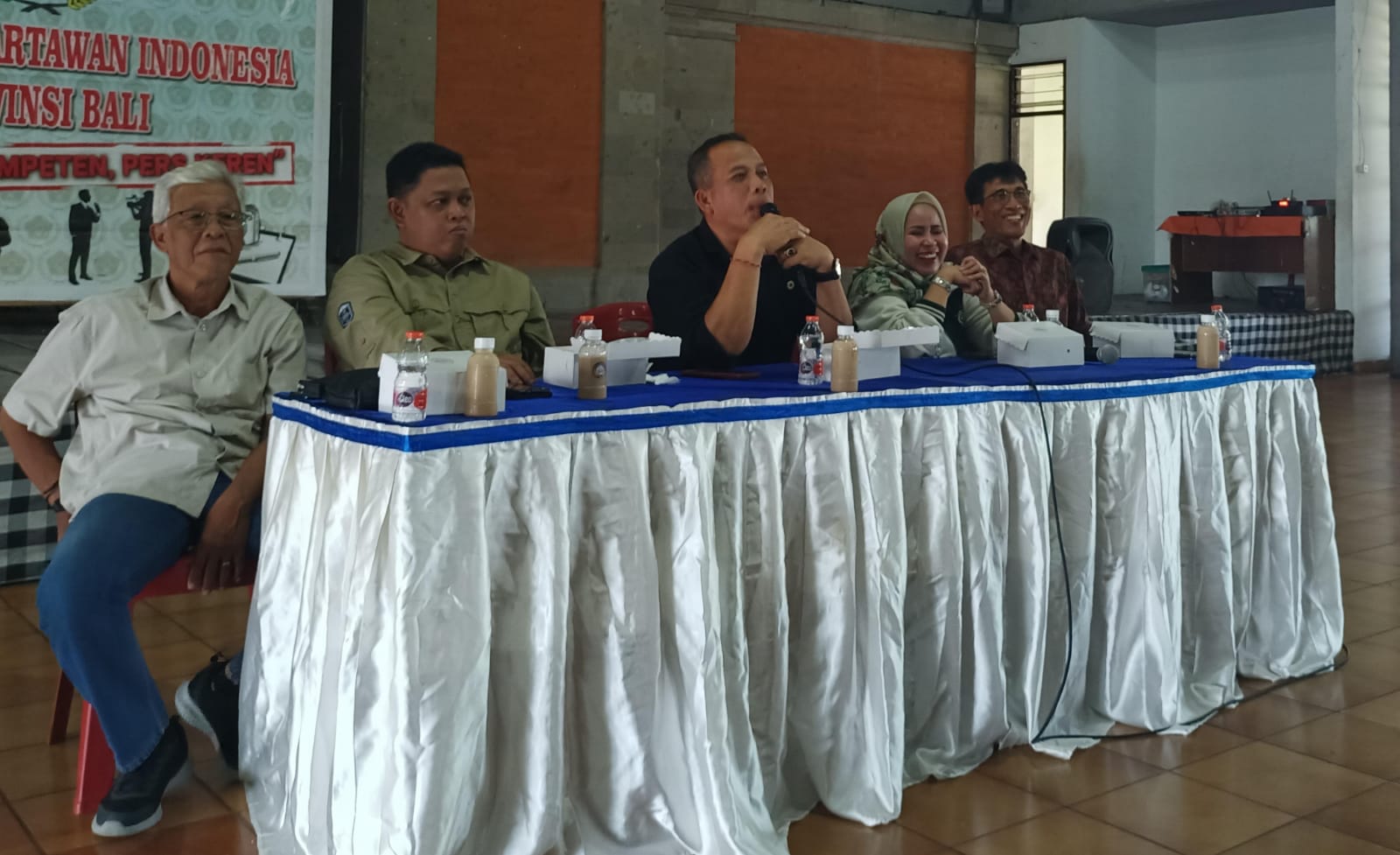 Ketua PWI Bali Wayan Dira Arsana memberikan penjelasab terkait peran PWI dalam mendorong UMKM di Bali. ART/KALTENG POS