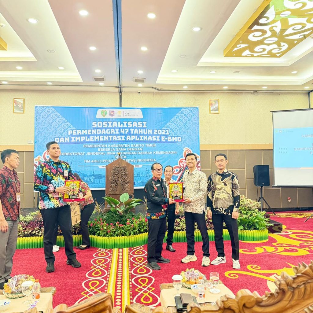 Sekda Bartim, Misnohartaku menyerahkan cendera mata kepada perwakilan Dirjen Keuangan Kalteng dan Unpar di Palangka Raya, beberapa waktu lalu.