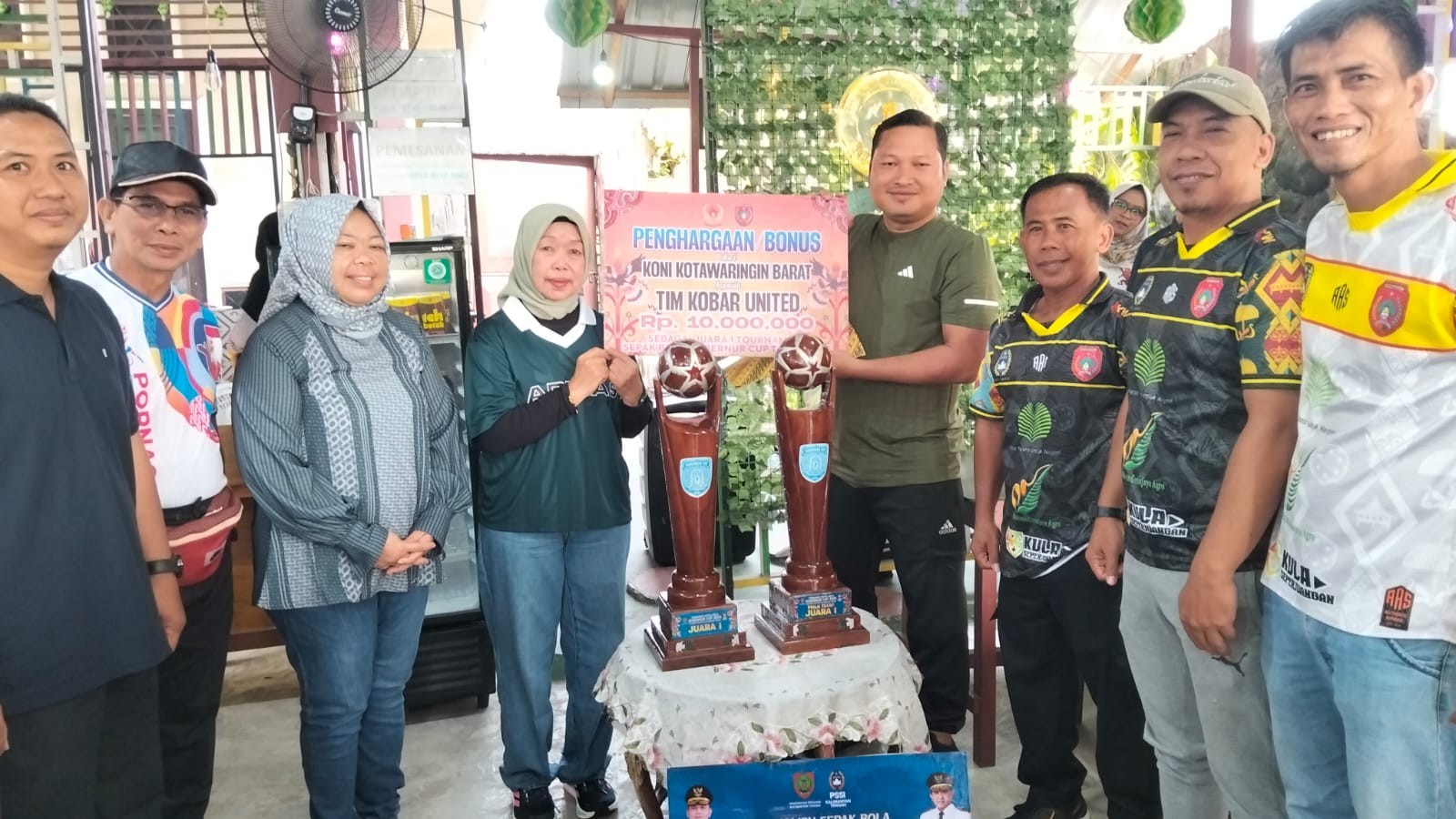 Bupati Kobar, Hj Nurhidayah menerima para pemain Kobar United yang berhasil meraih juara pertama pada Turnamen Gubernur Cup Kalimantan Tengah, baru-baru ini. (IST)