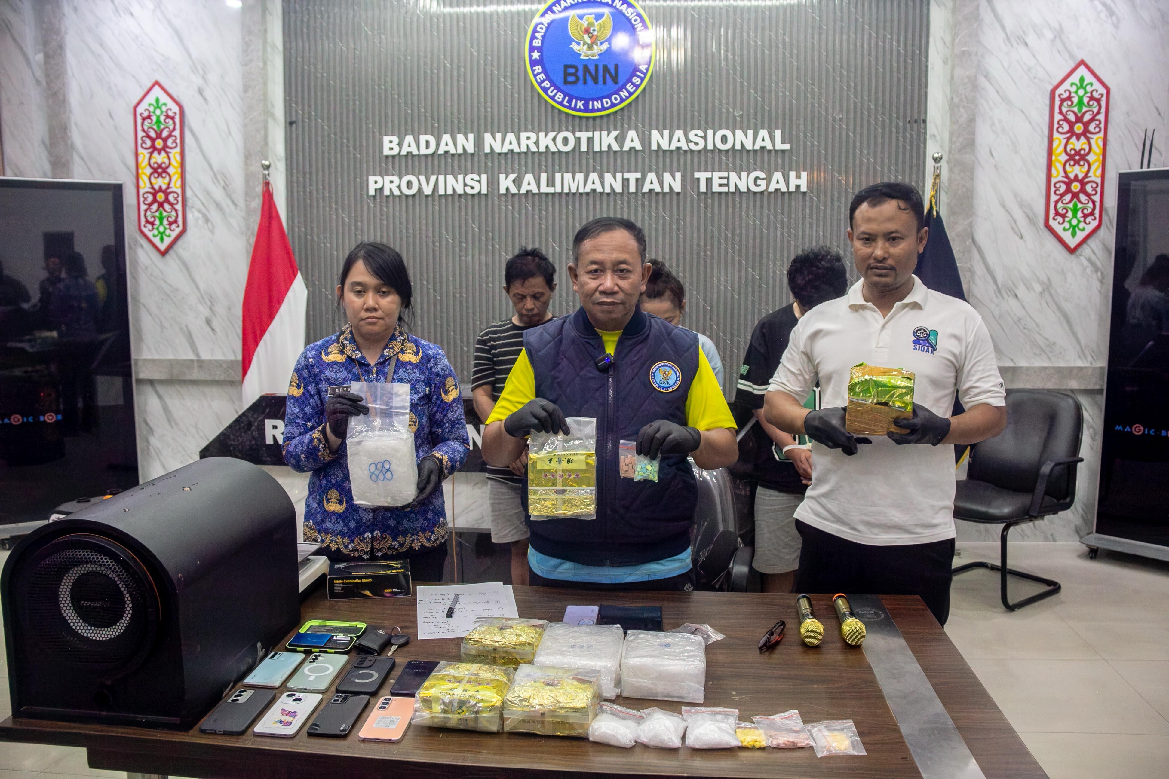 Plt Kepala BNNP Kalteng Kombes Pol Ruslan Abdul Rasyid memimpin rilis sabu 8 kilogram.ARIEF PRATHAMA/ KALTENG POS